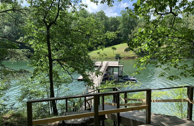 SanTrabin on Smith Lake in a quiet cove!