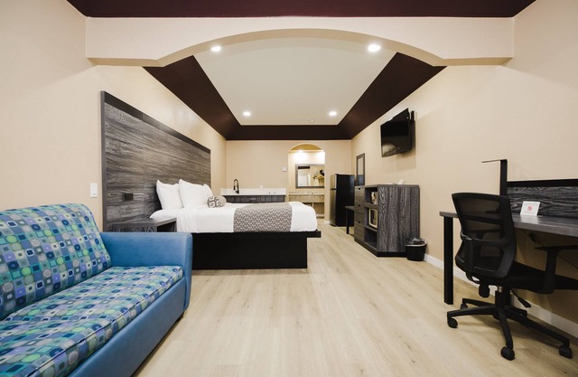 Sapphire Inn & Suites