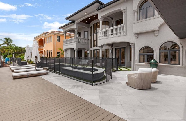 Sapphire Shores Villa, Exquisite Mediterranean style waterfront/ocean access