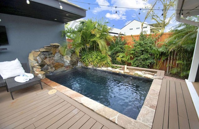 Saragossa Poolside Paradise