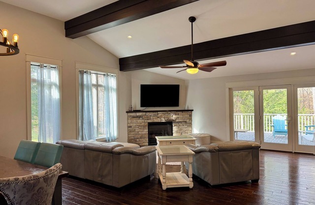 Saratoga Charmer - Relaxing Country Setting 6 Miles to Race Track and Downtown