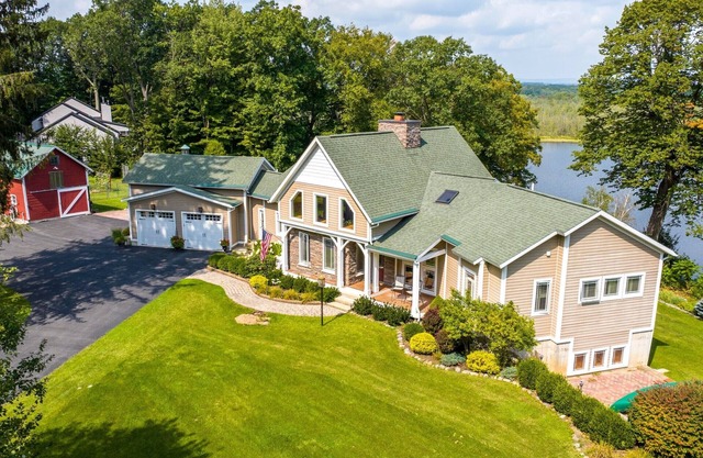 Saratoga waterfront retreat near town, track and golf - 3BR, 4BA