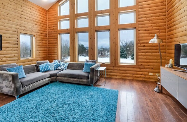 SAUGATUCK LOG CABIN, HOT TUB, DOGS WELCOME, FIRE PIT, 12 ACRES, SLEEPS 8!