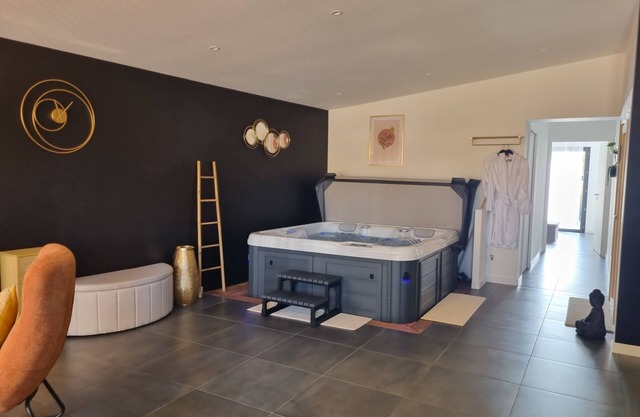 Sauna and jacuzzi, close to the beach, a place to relax!