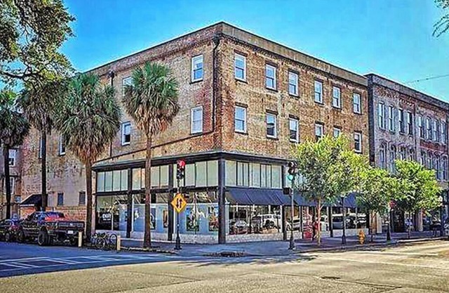 SAVANNAH CHIC! Prime 2BR Loft Broughton Street, City Market & Plant Riverside