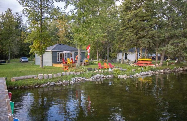 Savi By The River - Cozy & Affordable 1Br Cottage plus Bunkie w/Watercraft, Deck, Firepit