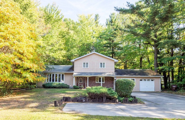 SAWYER ND games, fall colors, 4 bedroom, breweries, wineries, beaches, dining!