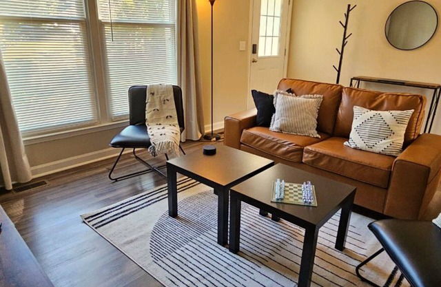 Scandinavian Lake House 3-bedroom/2-bath