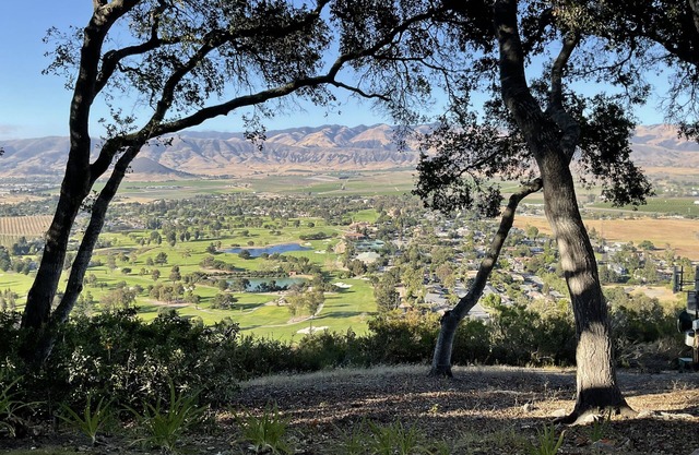 Scenic Beauty 5000 sq ft on 10 acres. close to wineries, airport, & Beach!