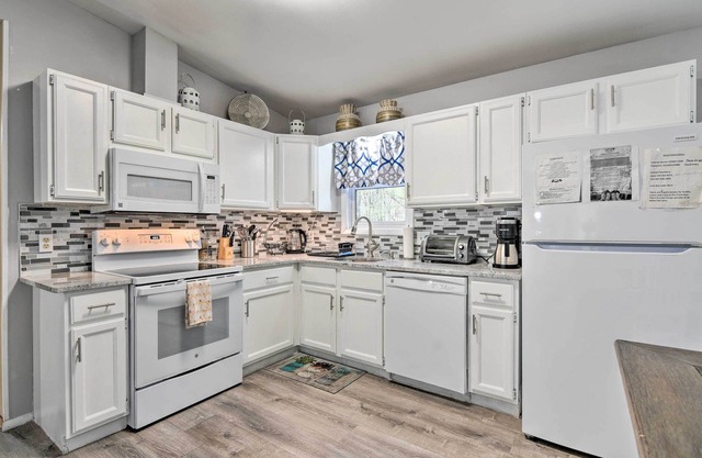 Scenic Home w/Pool Access: 3 Mi to Bushkill Falls