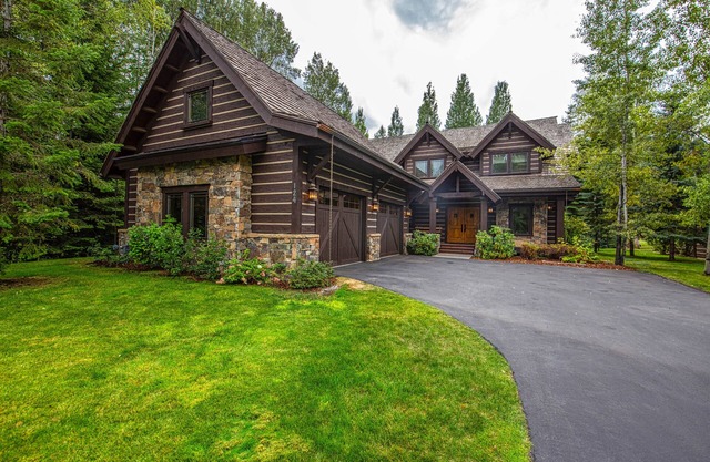 Scenic Idaho Club Lodge with gas fireplace, full kitchen, & outdoor dining area