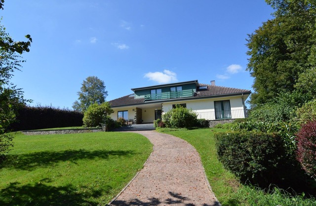 Scenic Villa near Lake View