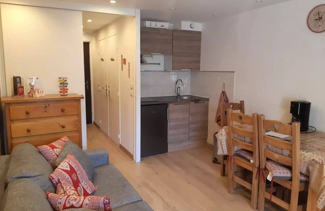 Schönes renoviertes Studio in der Nähe von Liften und Geschäften