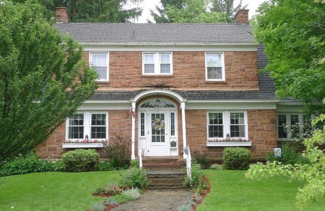 Scheller House Downtown- 2600 square foot- 4 bedroom -1920 Historic
