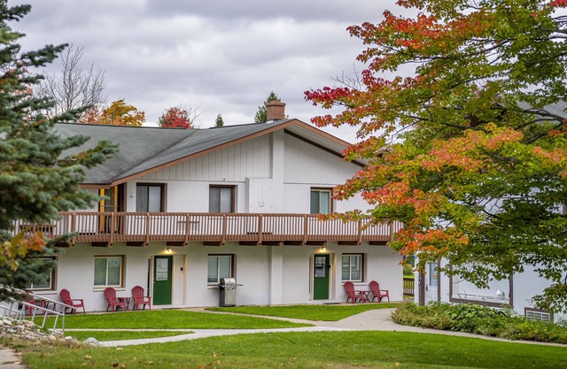 Schuss Mountain. Chair lift rides for fall colors.Sleeps 6. Pool Dog Friendly