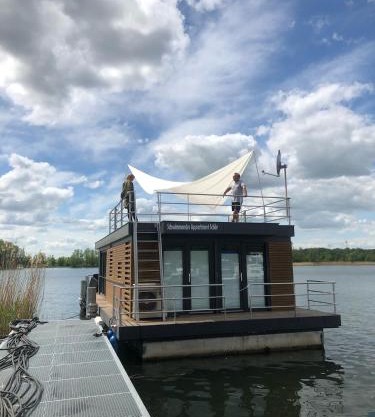 Schwimmende Ferienwohnung, Hausboot Urlaub als Festlieger am Steg