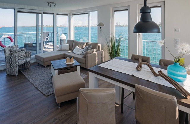Schwimmendes Haus/Hausboot ANTARES ONE by Seeblick Ferien ORO