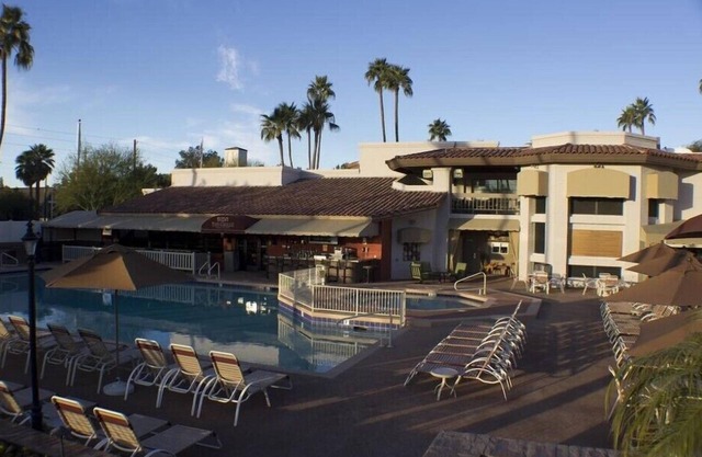 Scottsdale Spacious 2BR Condo with Heated Swimming Pool