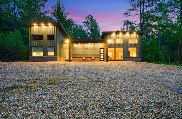 Screech Owl Cabin · Luxury Getaway: EV Charger, Game Table & Hot Tub