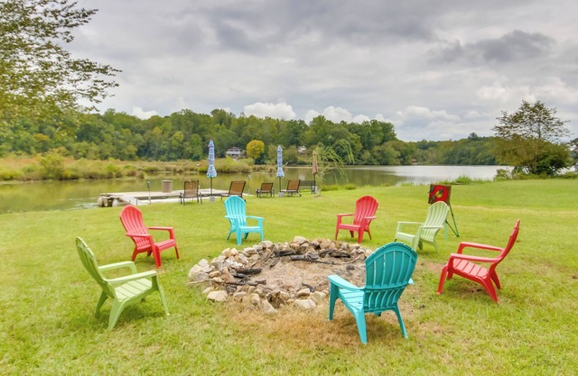 Screened Porch w/Lake Views: Waterloo Home!