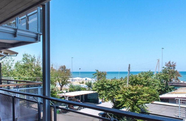 SE002 - Senigallia, seafront one bedroom apartment with beach