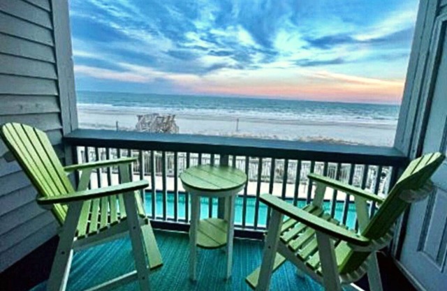 Sea-breezin' - Beachfront Condo
