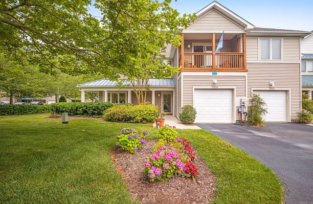 Sea Colony Tennis townhouse with screened porch basketball, pool, & gym