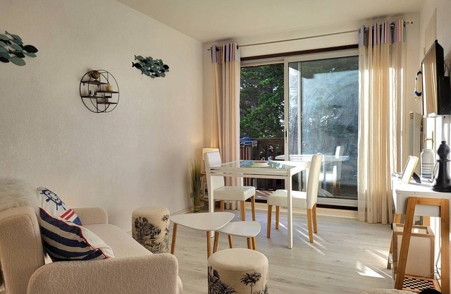 Sea-View Studio with Balcony, Private Parking & Bikes - Sleeps 4