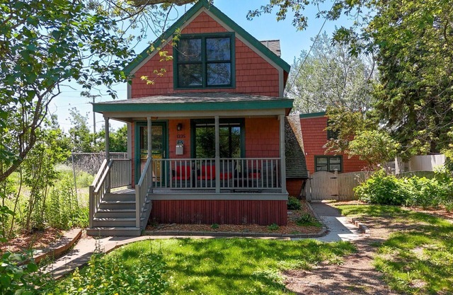 Sea Glass Cottage Near Beach Access | Pet Friendly