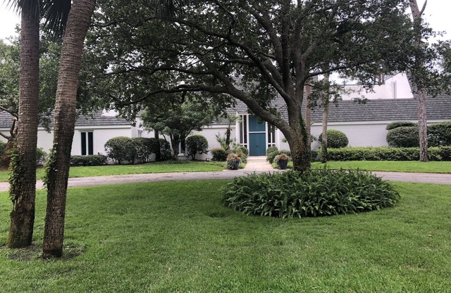 Sea Island Beach Front with pool. Ocean views from almost All Rooms