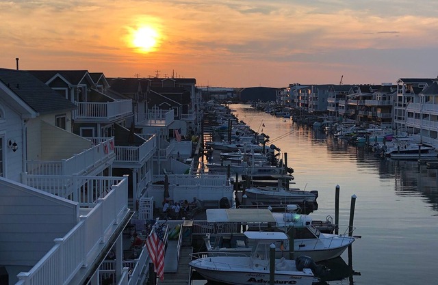 Sea Isle Sunset Views Close to Dining, Shops and Beach - Families Only Please