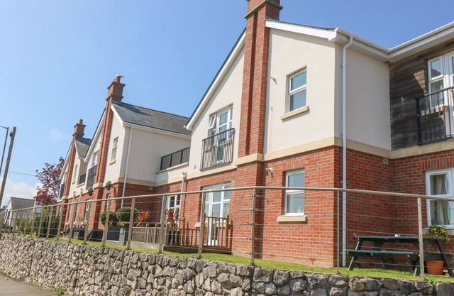 SEA LA VIE, family friendly, country holiday cottage in Benllech