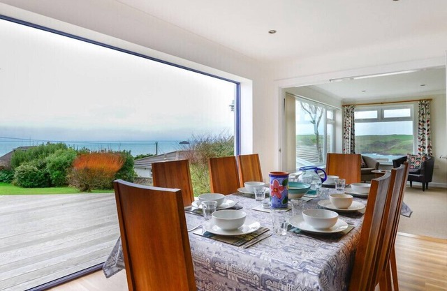 SEA MIST, pet friendly, with hot tub in Polzeath