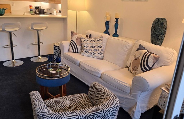 Sea Otter in Por La Mar by the beach