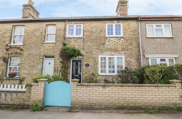 SEA PEARL, pet friendly, character holiday cottage in Pakefield