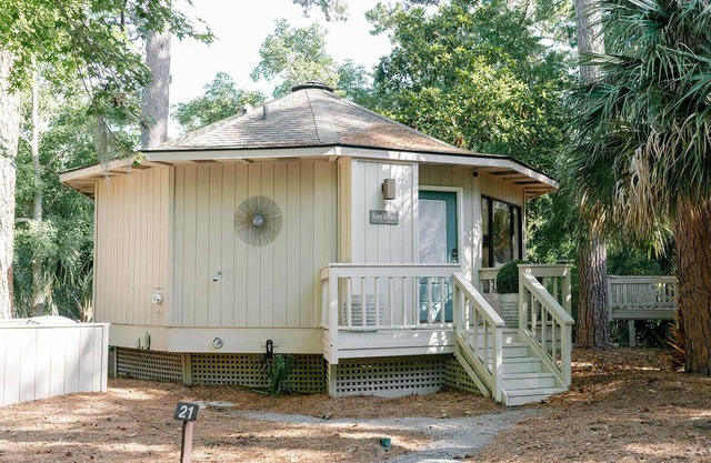 Sea Pines cottage dream, 5-minute walk to beach, pool, pet friendly