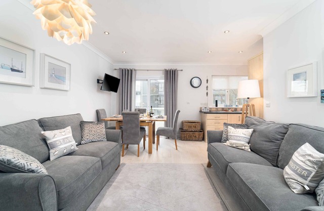 Sea Shells – Sleeps Four – Balcony – Parking – Dog Friendly