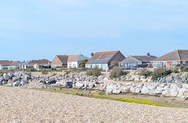 Sea Urchin - Pagham - Sea Front - sleeps 8 guests in 2 bedrooms