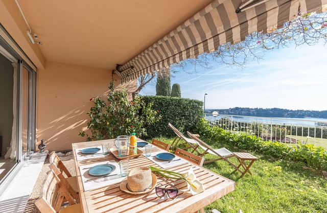 Sea View 2 Bdrs - Garden Swimming Pool & Parking