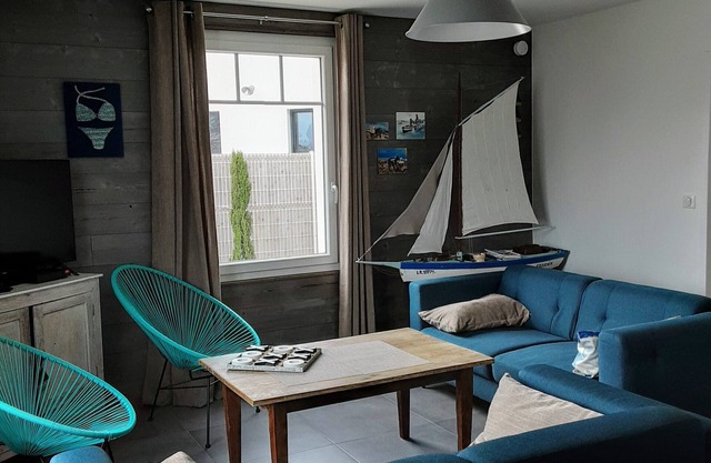 Sea view, 5 minutes from Chatelaillon beach. a lovely family home.