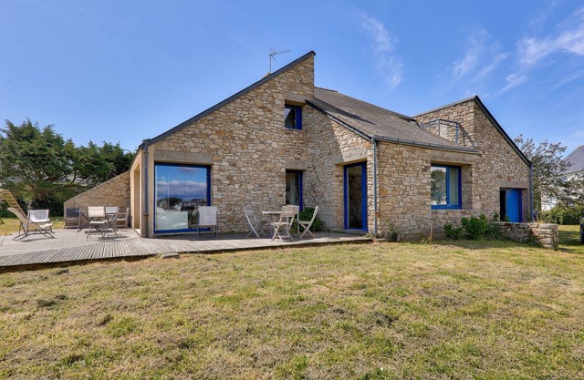 Sea view and direct beach access for 11 people