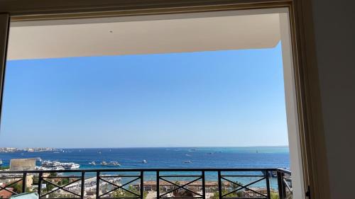 Sea view apartment 10 , in city center front of the sea F 10