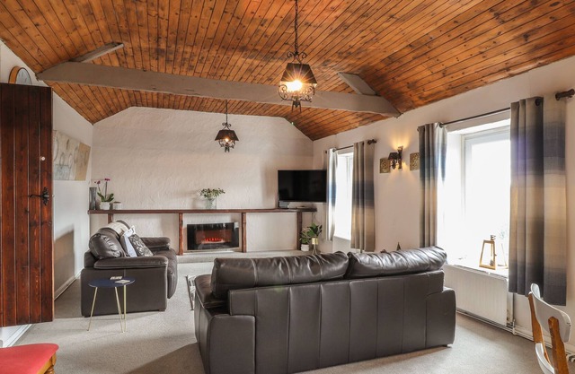 SEA VIEW APARTMENT AT THE COLLIERS ARMS, PWLL, pet friendly in Pwll