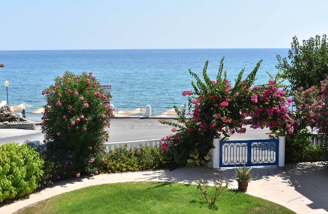 Sea-view Apartment for 2 people, 30m from the beach, restaurants-market nearby