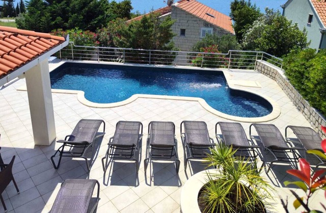Sea view apartment with swimming pool close to the beach
