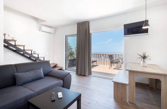 Sea view deluxe apartments for 5 persons