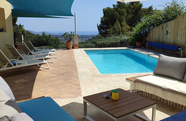 Sea view, family bastide on the heights of Toulon