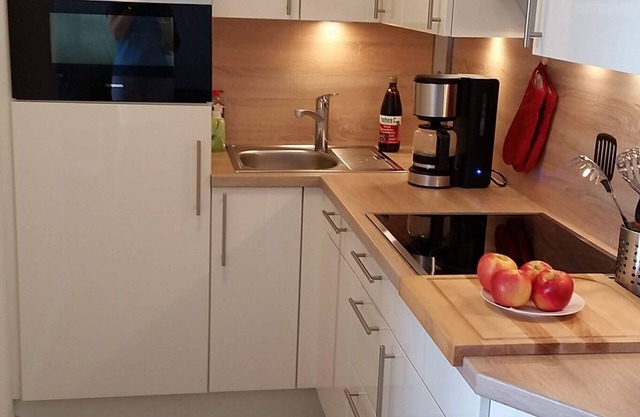 Sea view, freshly renovated, sun balcony, right by the sea and close to town, WiFi