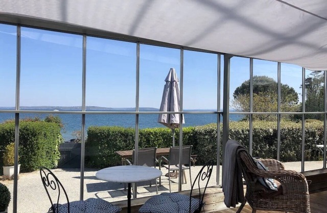 Sea View House "feet in the water