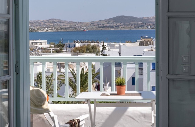 Sea View Maisonette with Pool-Jacuzzi at the heart of Milos